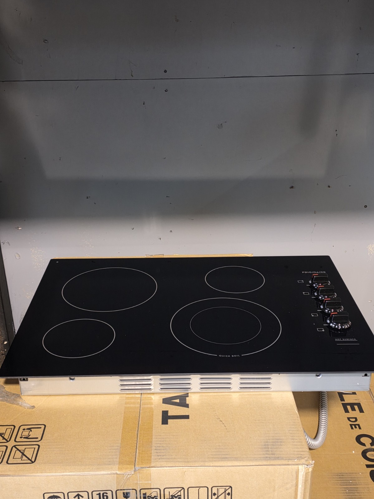 Frigidaire 30” Electric Cooktop FFEC3025UB Black Glass 4 Element Open Box gallery