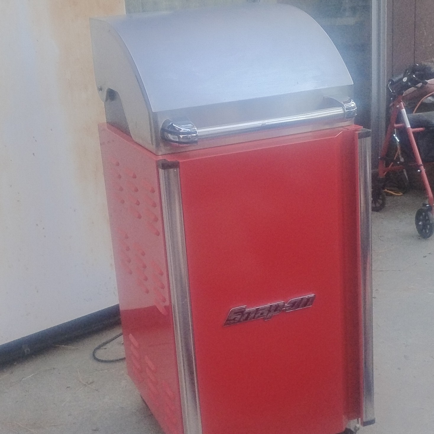 Snap-on Red Compact Mini Fridge, Single Door Freestanding, Manual Defrost gallery
