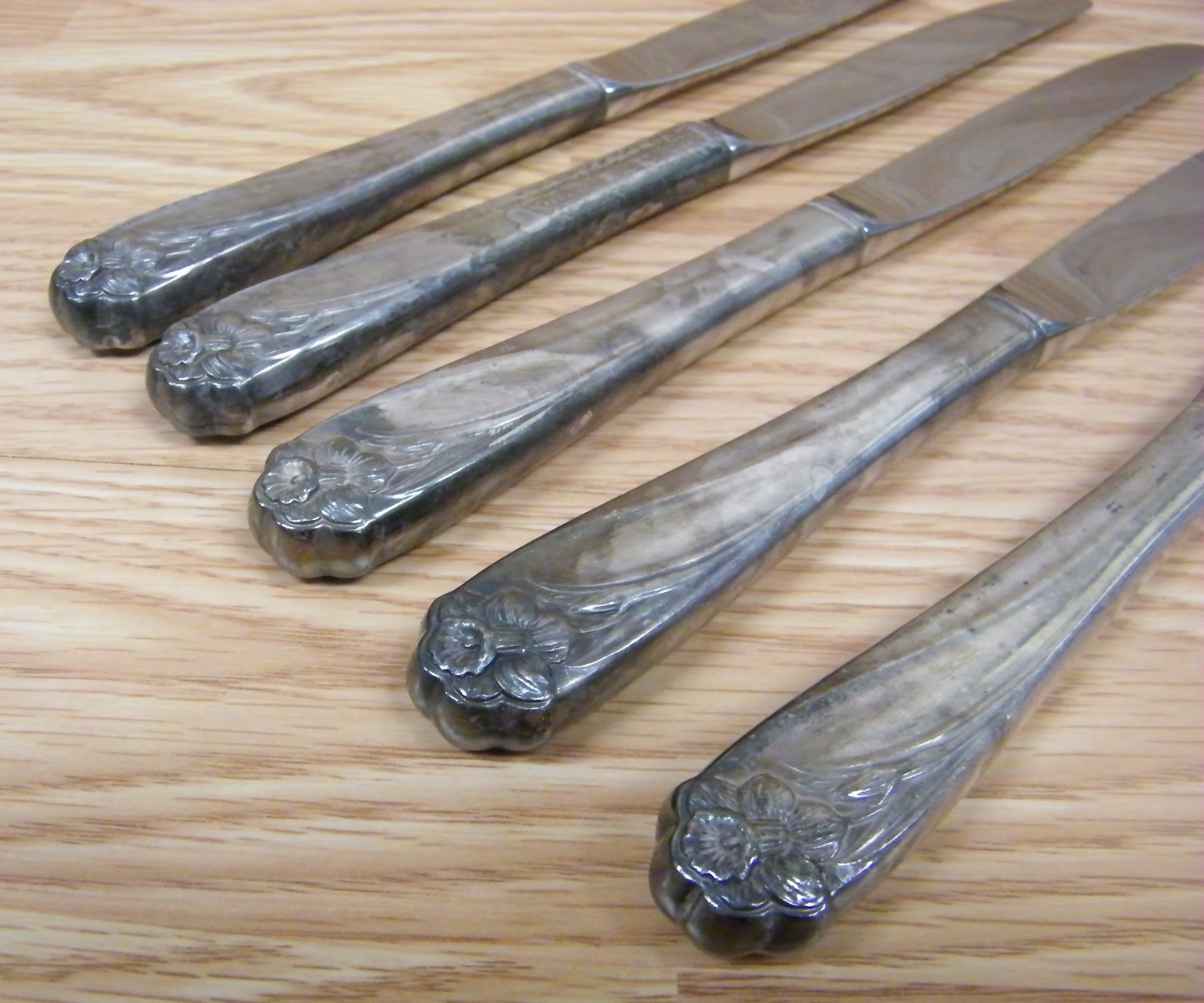 Unbranded/Generic Set of 5 Stainless Steel Butter Knives With Daffodil Design gallery