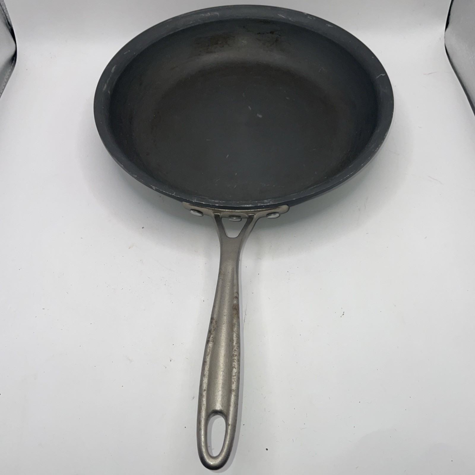 Calphalon Classic 10 in. Non Stick Skillet. 1390 Used See Pics No Lid gallery