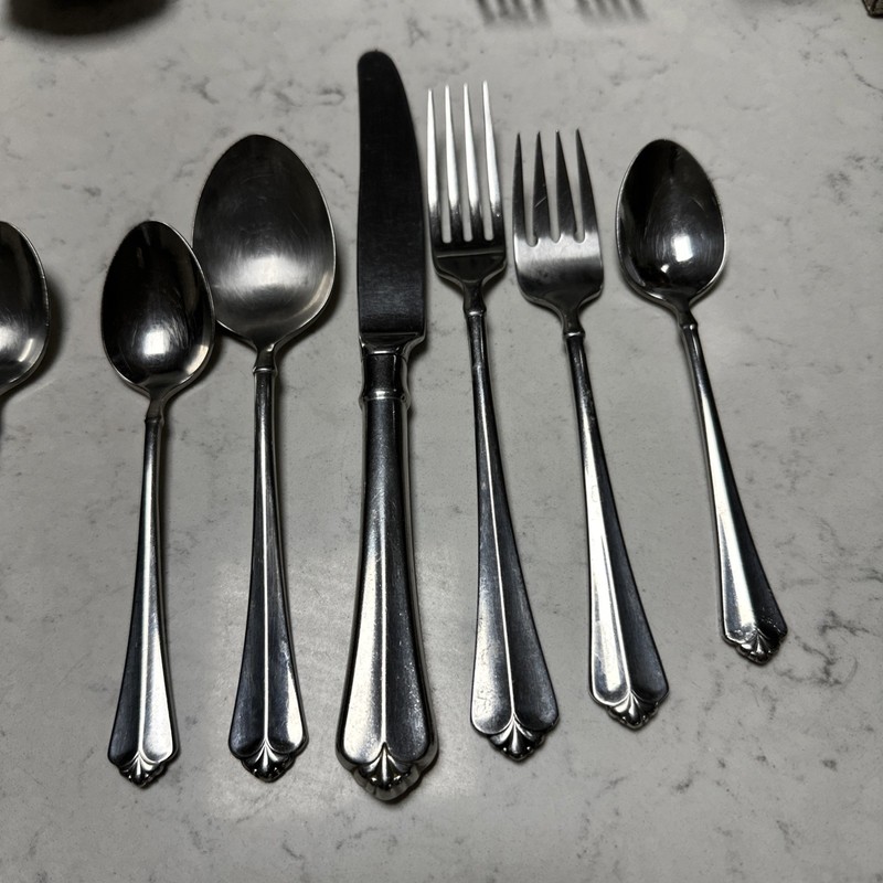 Oneida Juilliard Cube Stainless Flatware 78 Pc, 6 Place Service for 10 + Serving gallery