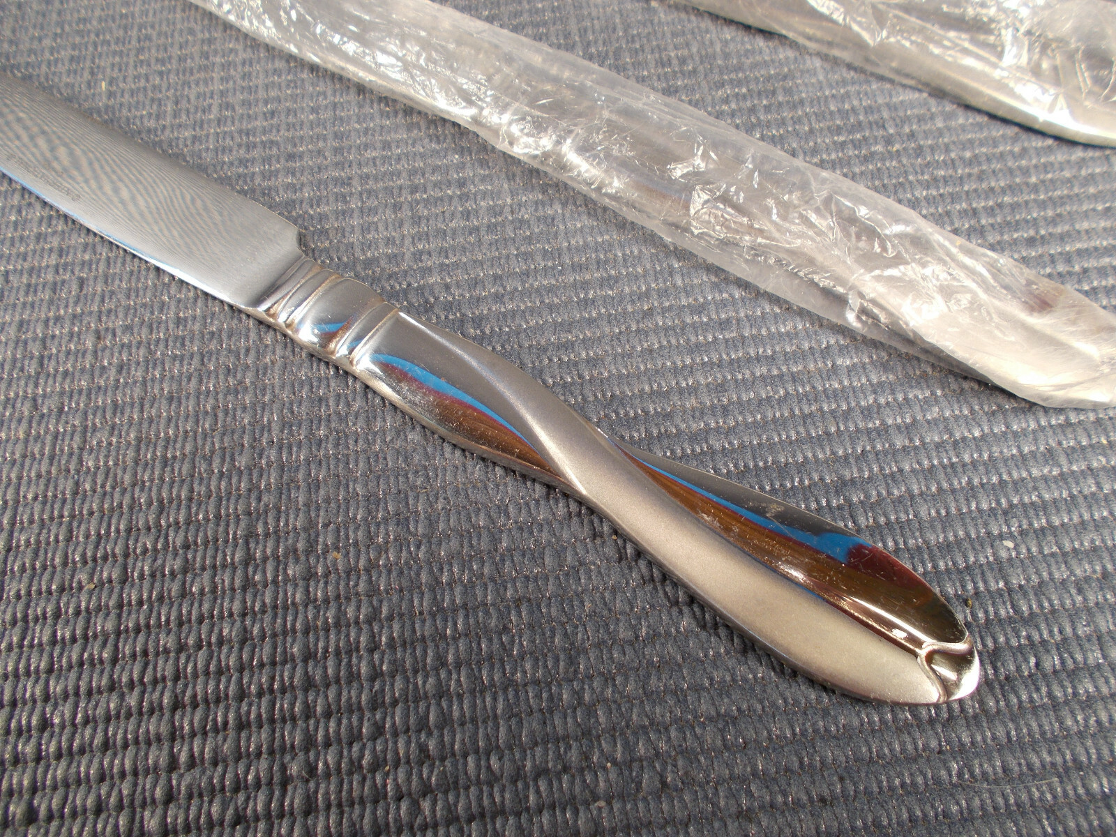 International Stainless Flatware Modern Twist Pattern 3 Dinner Knives 9 1/4" gallery