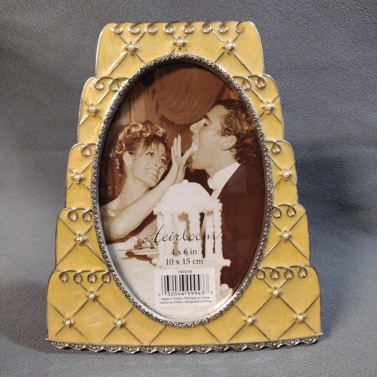 New Heirloom Wedding Cake enameled metal 4x6 Picture Frame desktop standing gallery
