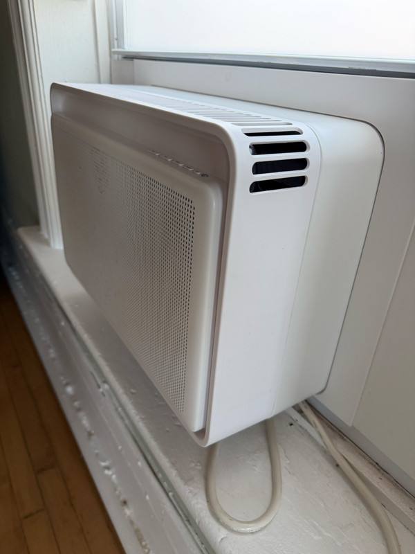 Mint Condition Windmill WhisperTech 12,000 BTU Window Air Conditioner - White gallery