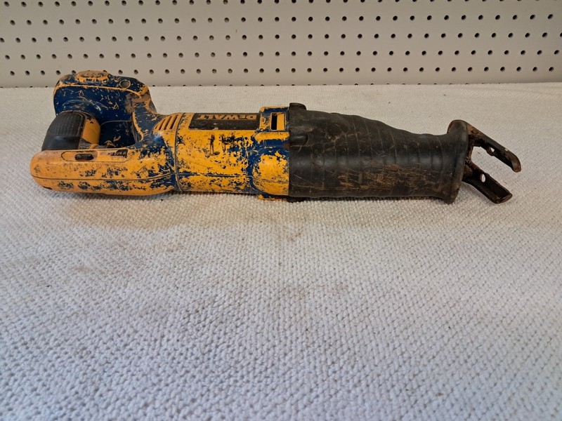 Dewalt DW938 Type 3 18V Reciprocating Saw and 2 Dewalt DC9096 Battery Packs gallery
