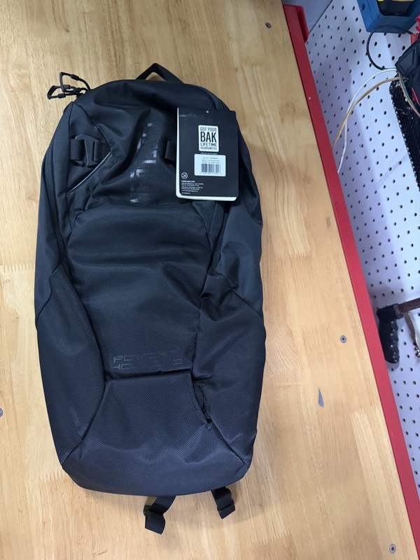 CamelBak Rogue 2L Black Hydration Backpack Nylon Adjustable Straps 3