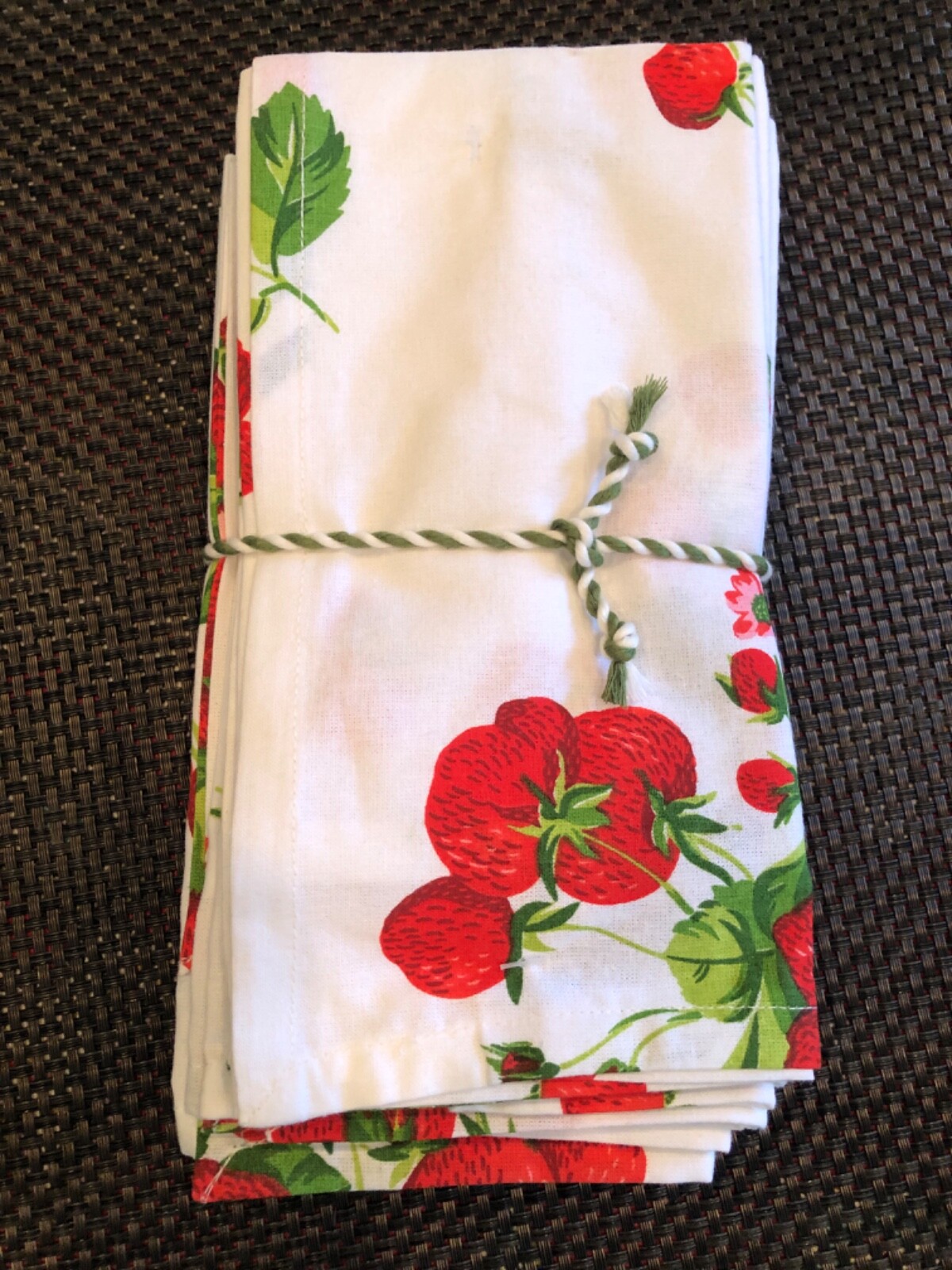S/10 April Cornell STRAWBERRY Red, Green & White 16" Dinner Napkins -- NWT gallery