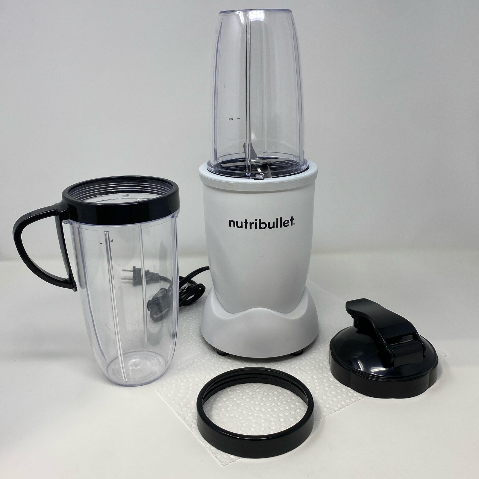 nutribullet Pro 900W Blender Matte White with 32/24oz Cups gallery