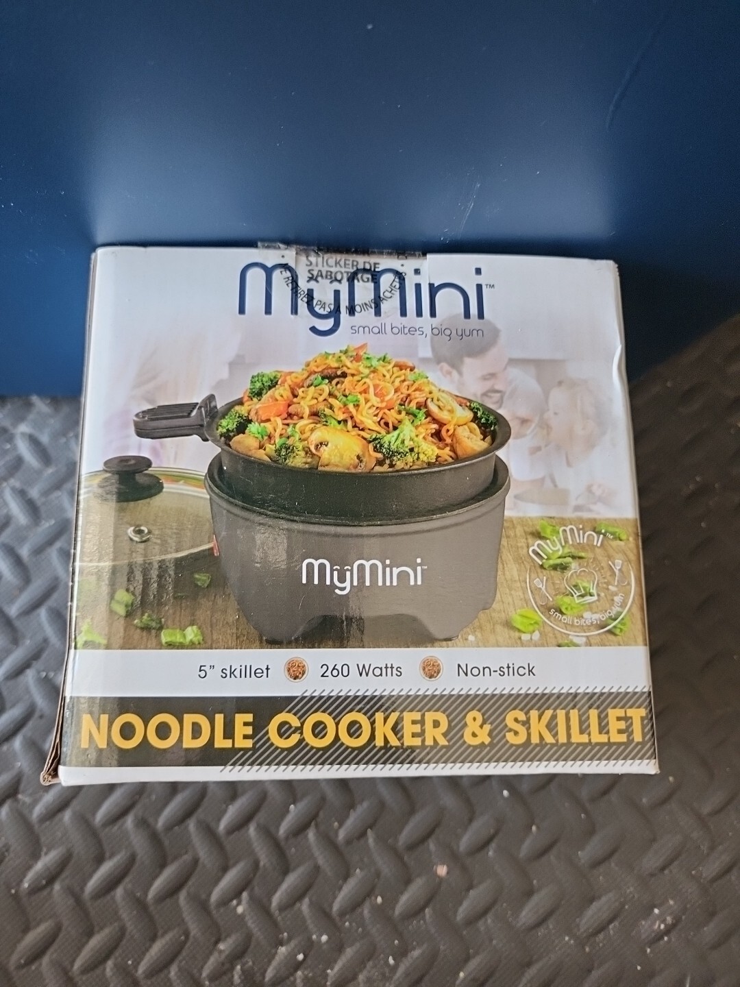 MY MINI NOODLE COOKER & SKILLET Blackberry 5" skillet 260 Watts Non Stick NEW gallery
