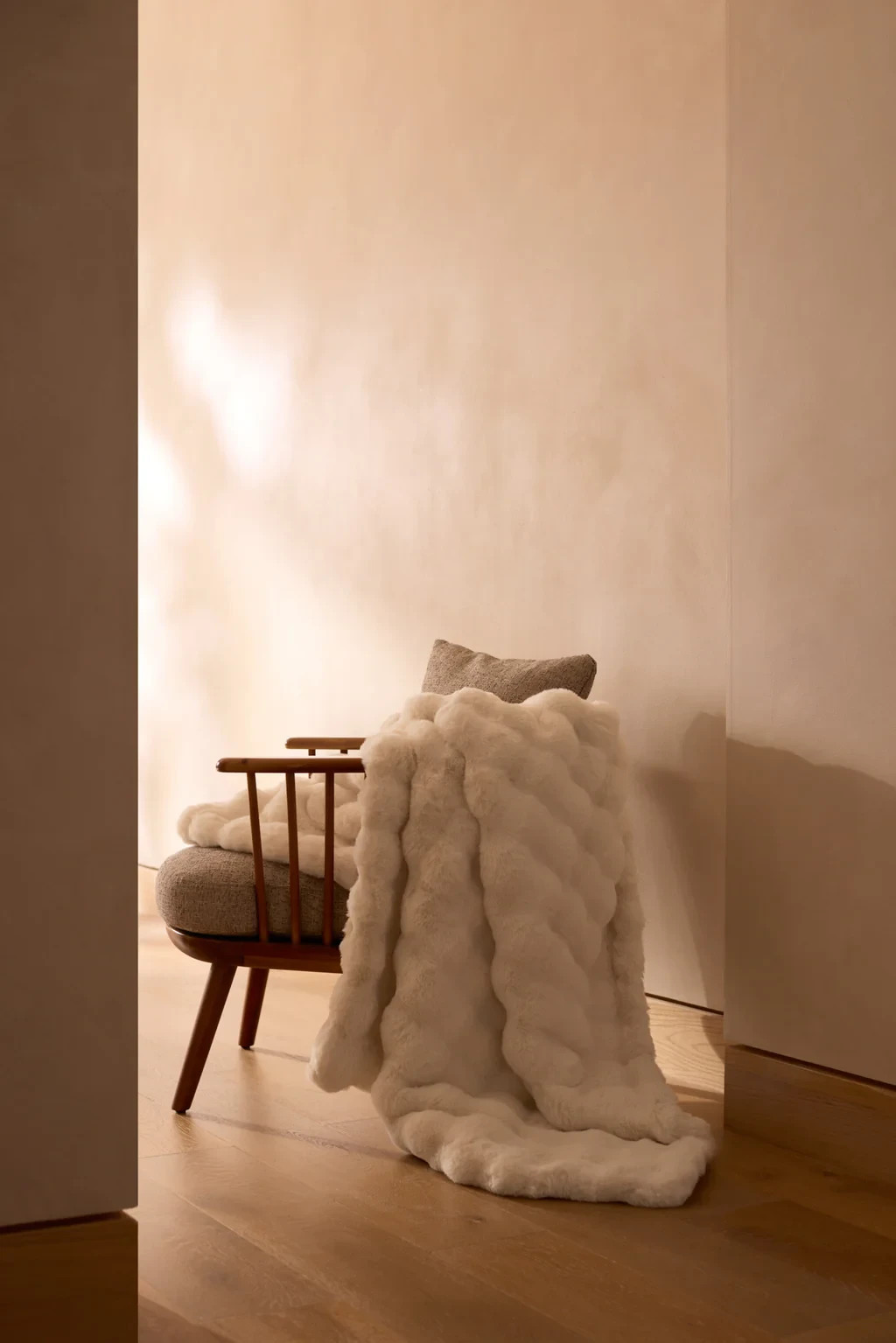 Cozy Earth Bubble Cuddle Blanket, Oversized Faux Fur Throw 80” x 60” Creme gallery