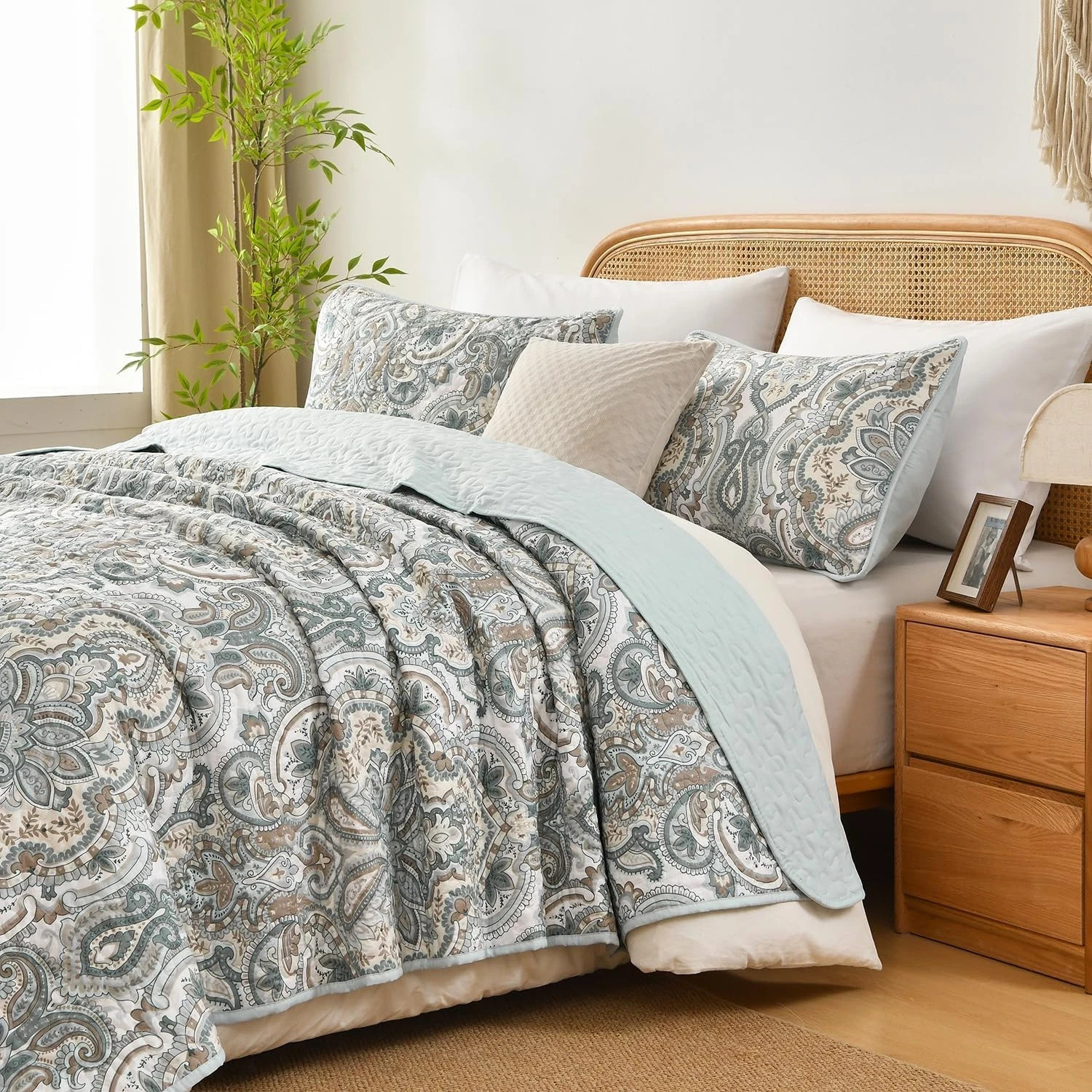 3 Piece Oversized Lightweight All-Season Paisley Design Quilt Set, King Size, 11 gallery