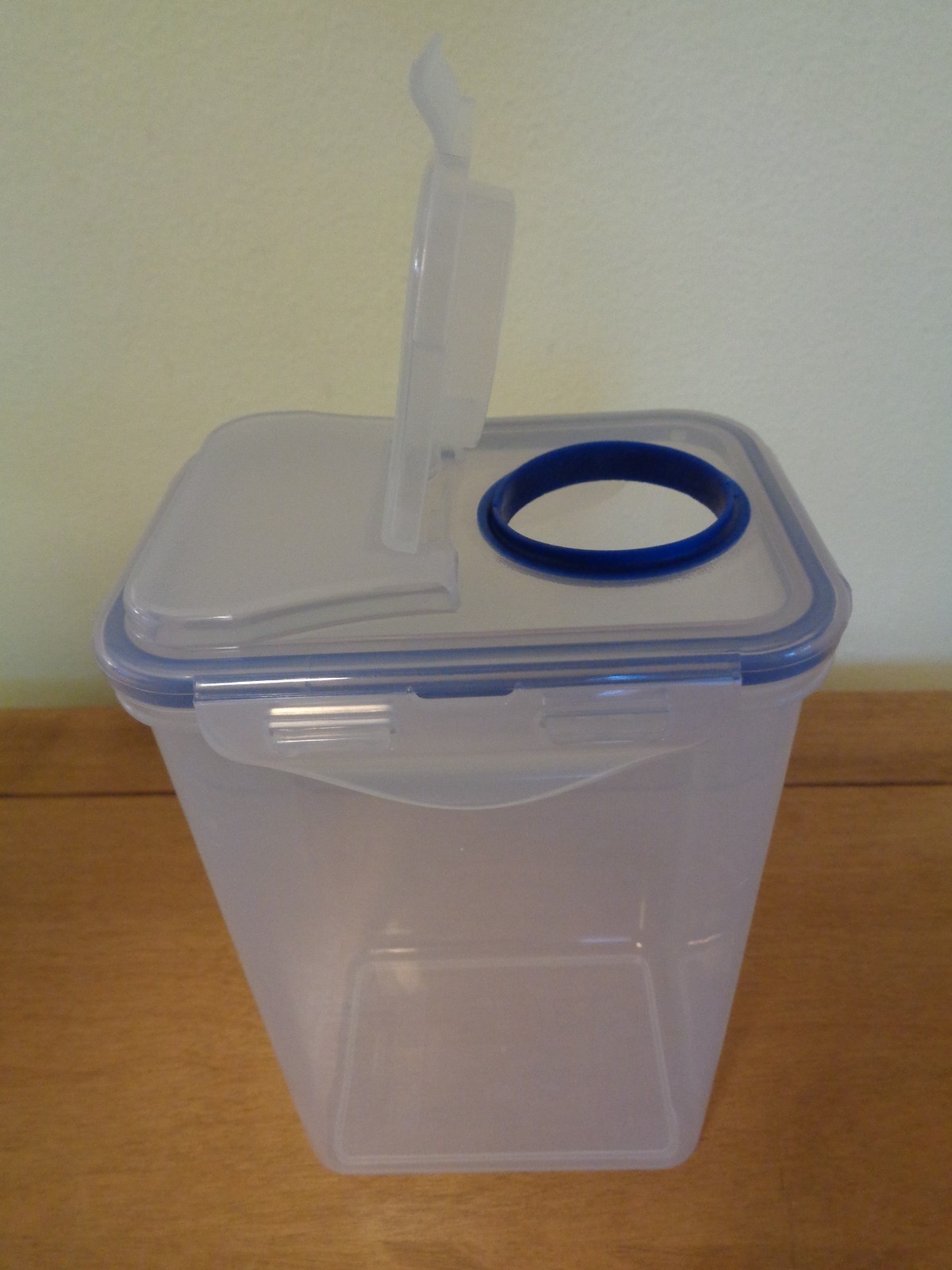 Lock & Lock 43 oz. (1.3 quart) Food Storage Container w/Pour Spout gallery