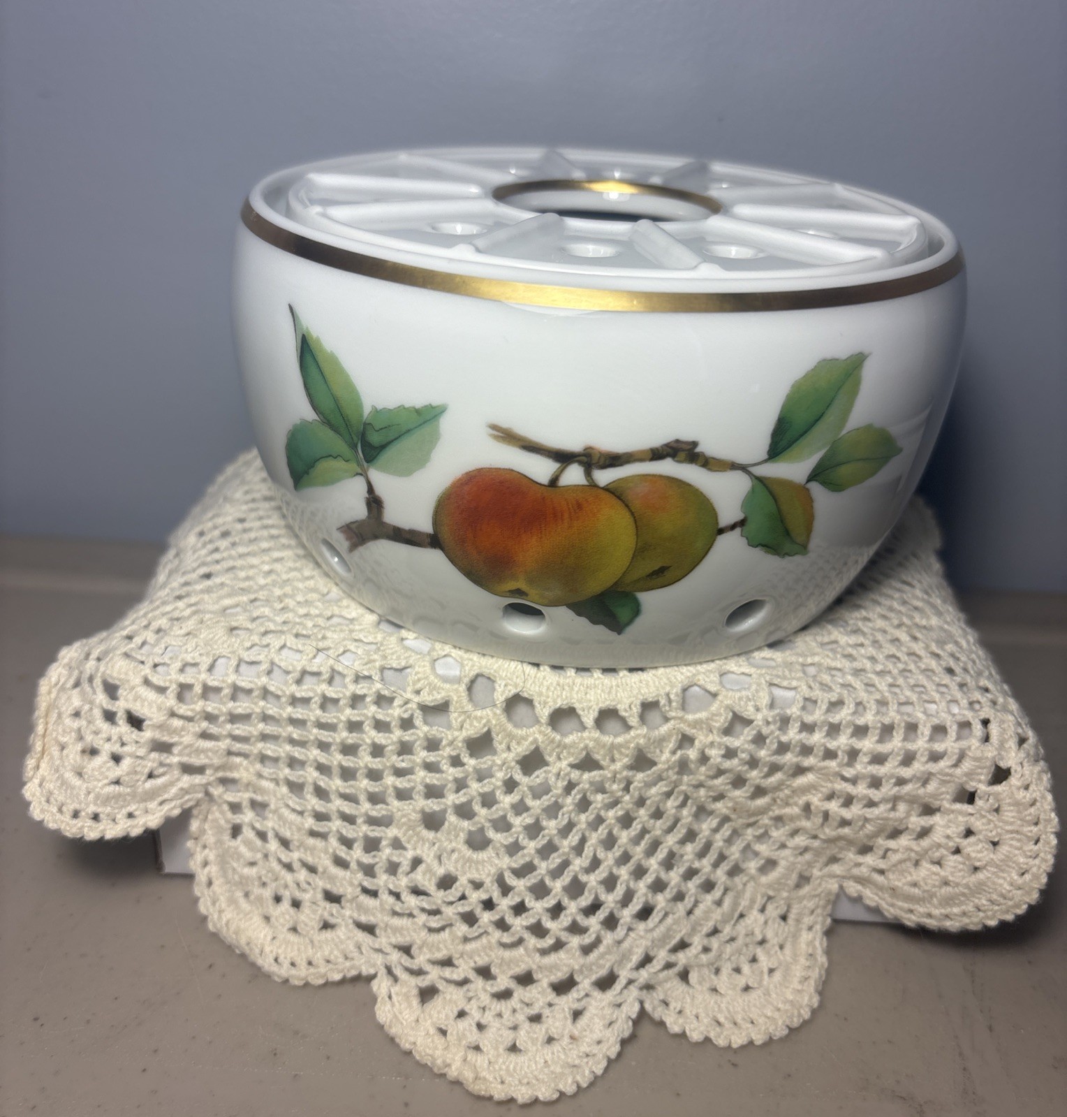 Royal Worcester England EVESHAM GOLD Warmer Stand & Top. Perfect Condition 1961 gallery