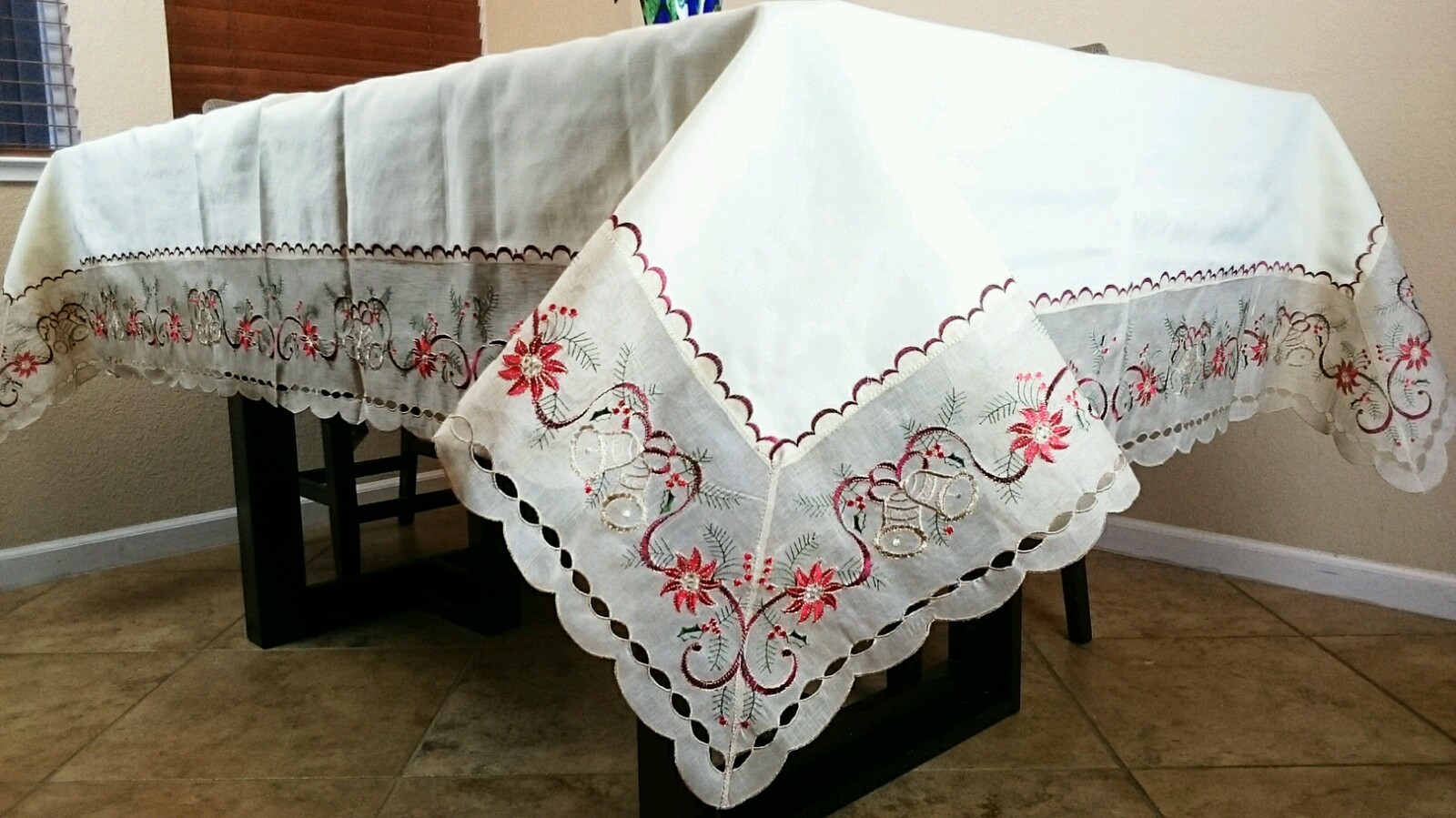 Holiday Christmas 54x72" Polyester Embroidered Red Poinsettia Tablecloth Party gallery