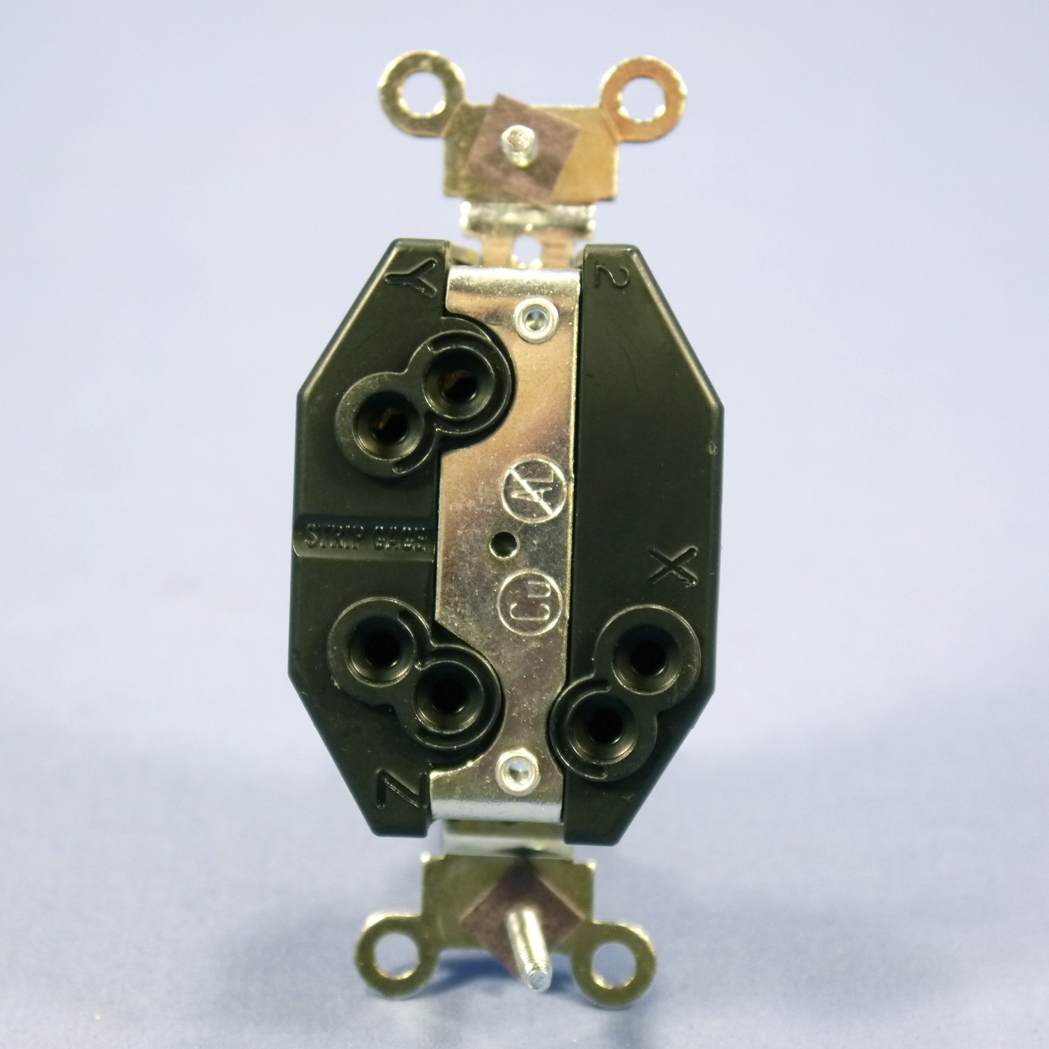 Leviton Turn Locking Receptacle Outlet L11-20R 20A 250V 3 Phase Bulk 71120-FR gallery