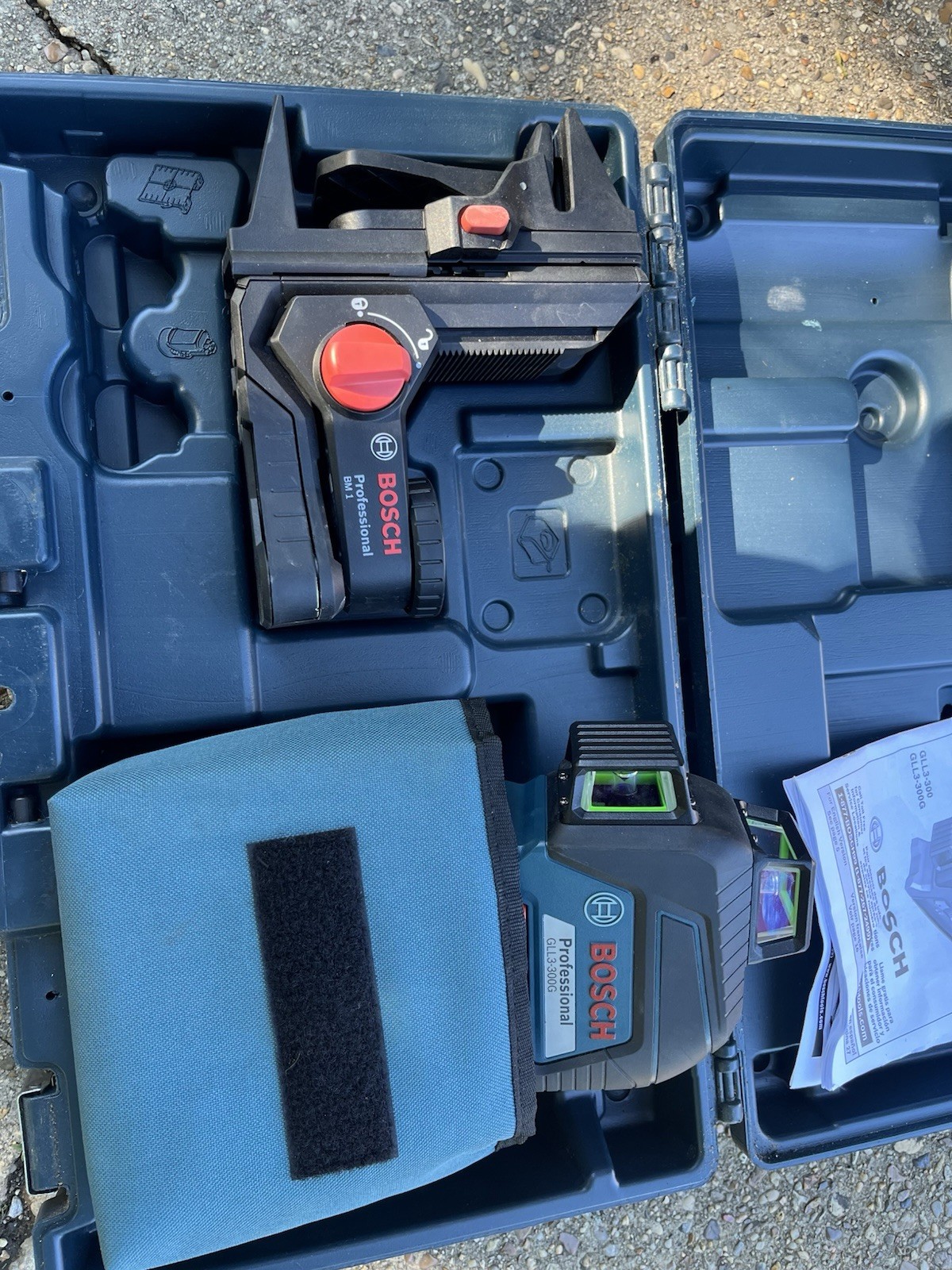 Bosch GLL3-300 Line Laser Level Self-Leveling with Hard Case gallery