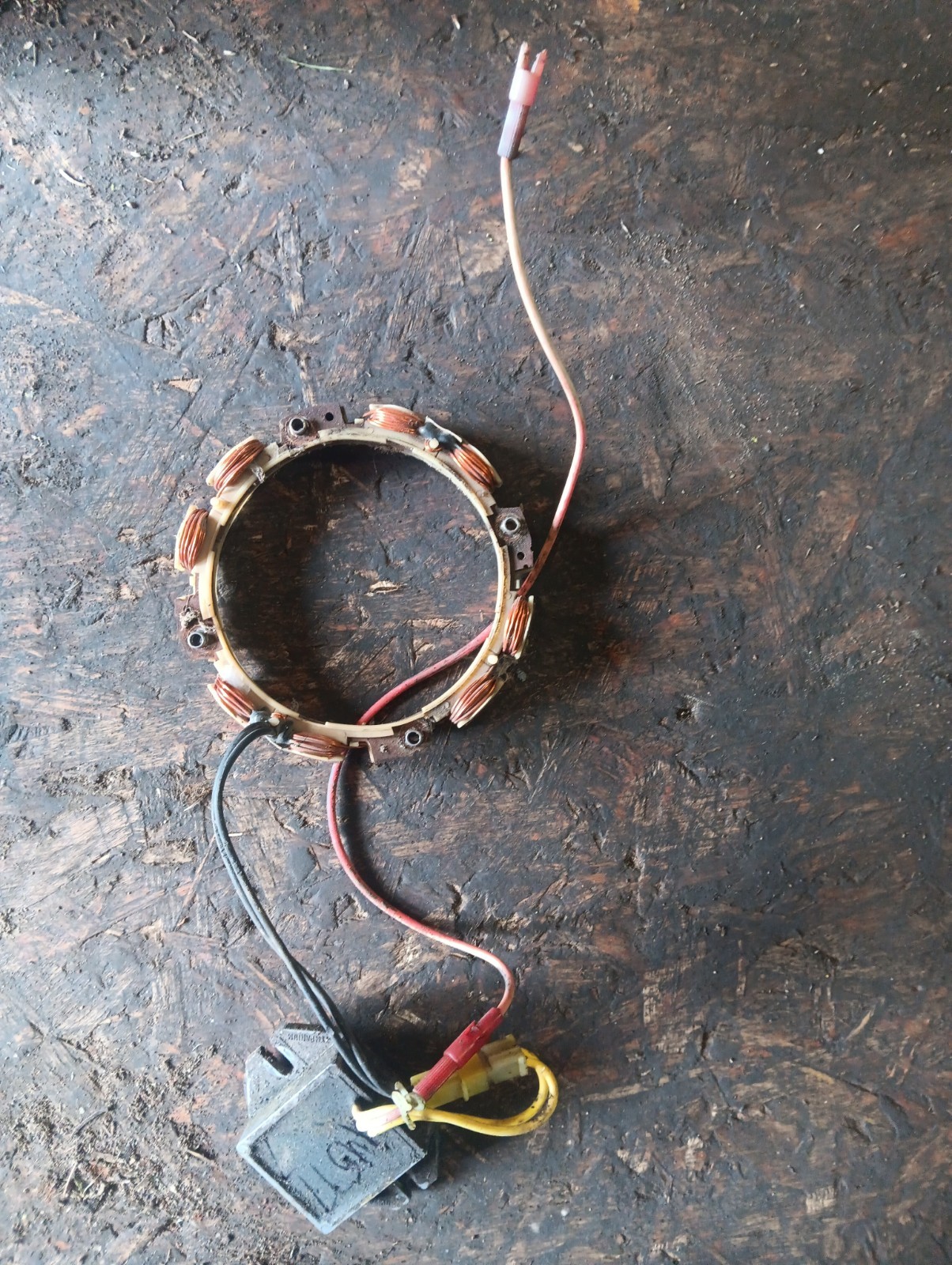 Briggs & Stratton 445777 Stator 10-16 AMP & Regulator E3 gallery