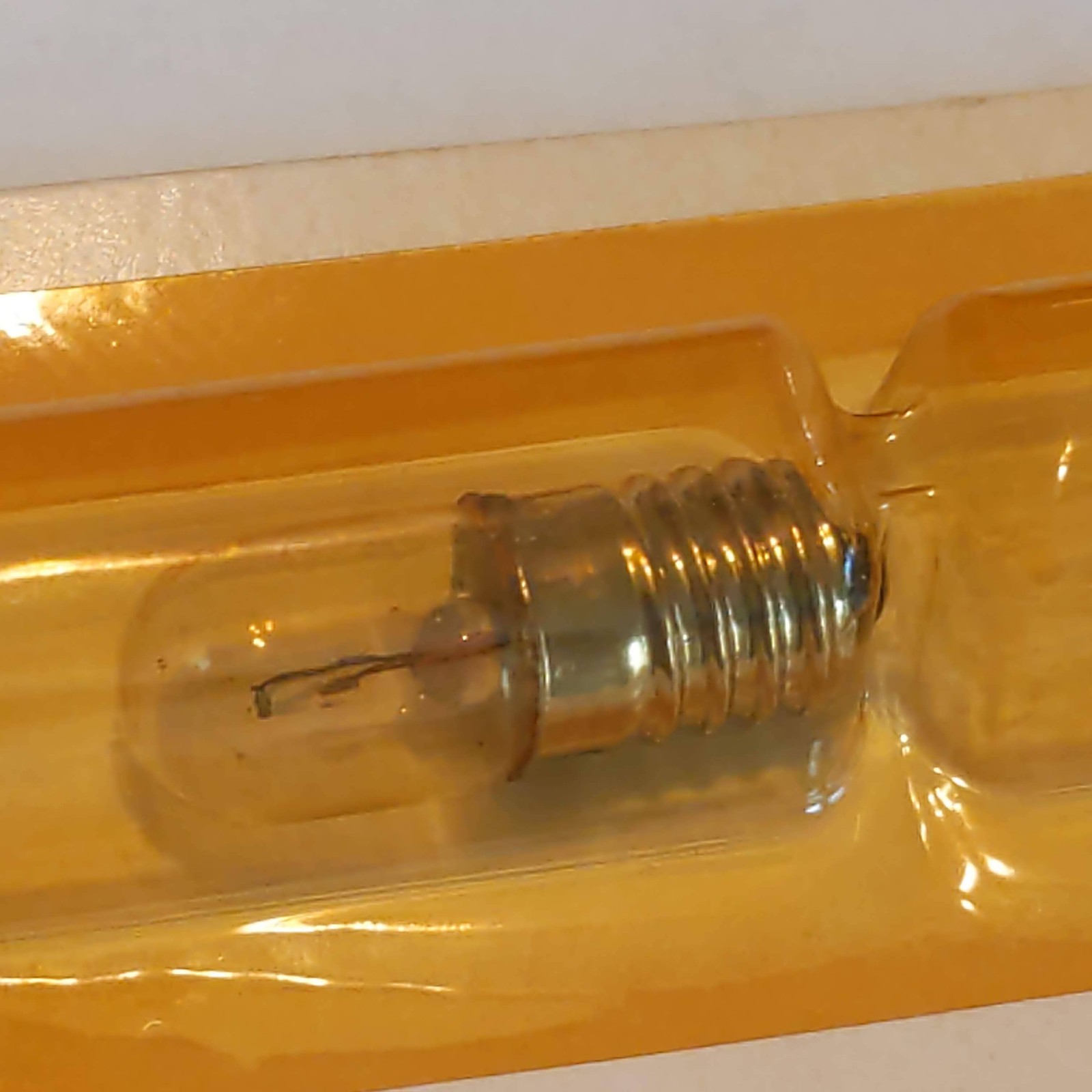 Radio Shack #1487 Screw-Base Lamps, 14V gallery