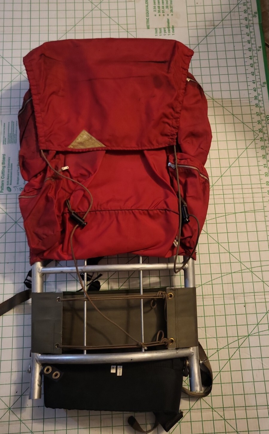 Vintage KELTY External Frame Hiking Backpack medium Multi Pocket Red