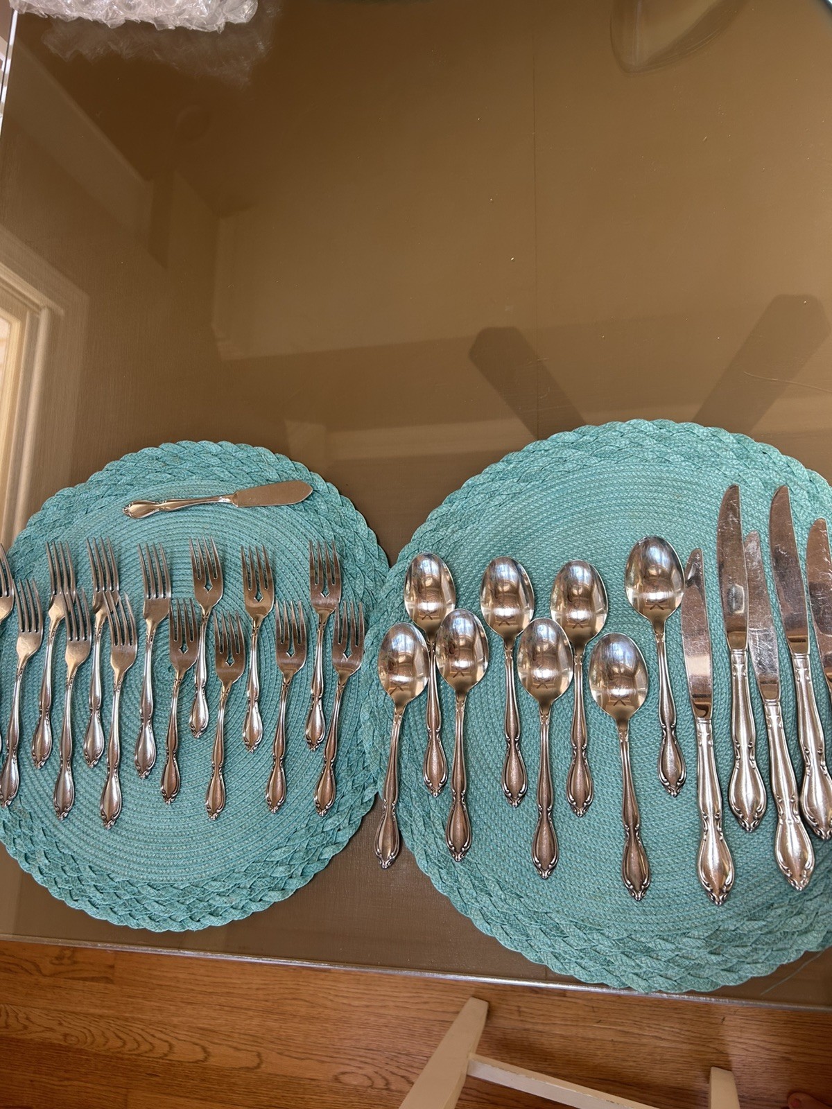 Oneida Strathmore Stainless Deluxe 29 piece set Flatware Knives, Forks, Spoons gallery