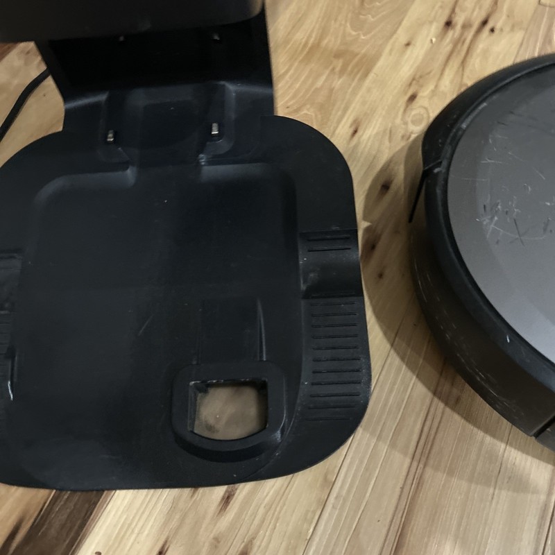 iRobot Roomba i8 Self-Emptying Vacuum Cleaning - Scratch & Dent gallery