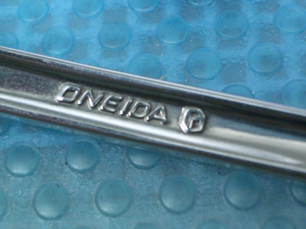 Oneida (Cube) DAMASK ROSE 4 Piece NEW Place Setting Stainless Flatware gallery