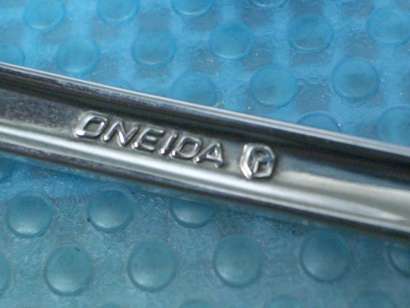 Oneida (Cube) DAMASK ROSE 4 Piece NEW Place Setting Stainless Flatware gallery