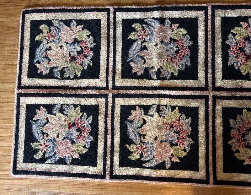Hooked Colonial Block FloralDesign 30”x 50” Rug Black/ Ivory gallery
