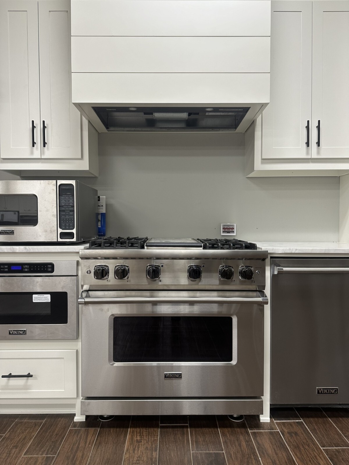 Viking Display 5 Series 36" Gas Range with 4 Burners and a Griddle VGR5364GSS gallery