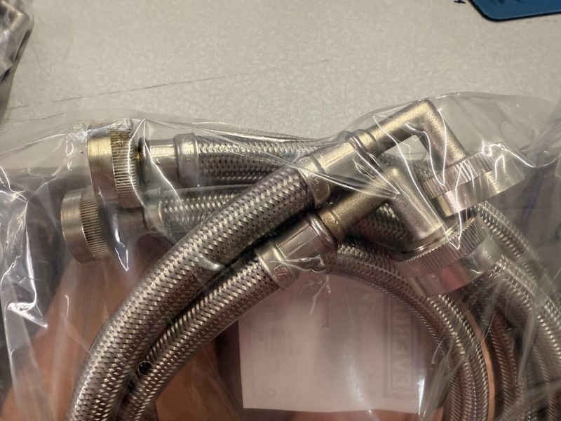 (4) Everbilt 90° Stainless 4" Washing Machine Connectors, Polymer Coated 69003HD gallery
