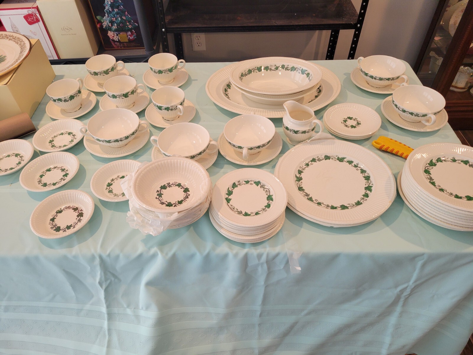 WEDGWOOD ENGLAND STRATFORD EDME PATTERN. PLEASE SEE BELOW FOR DETAILS. 59 Pieces gallery