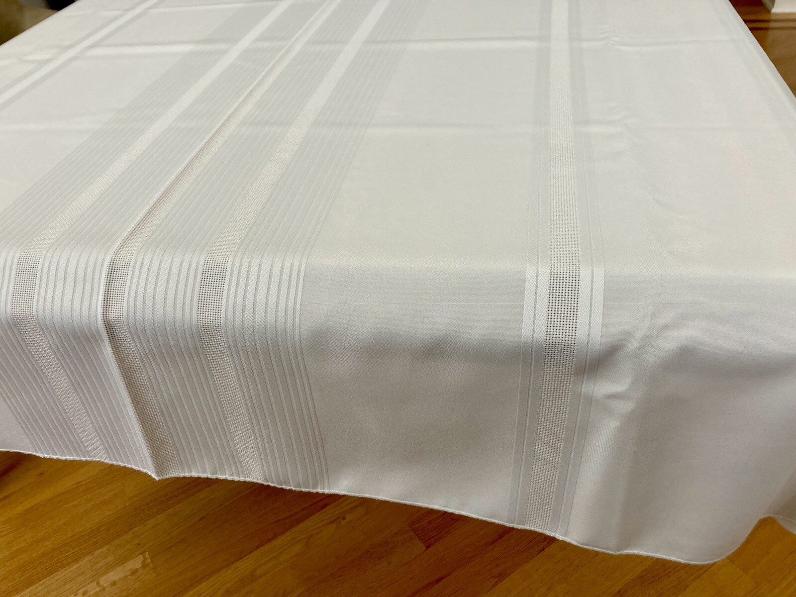 Vintage White Damask Pattern Tablecloth 60x101 Rectangular Banquet Elegant EUC gallery