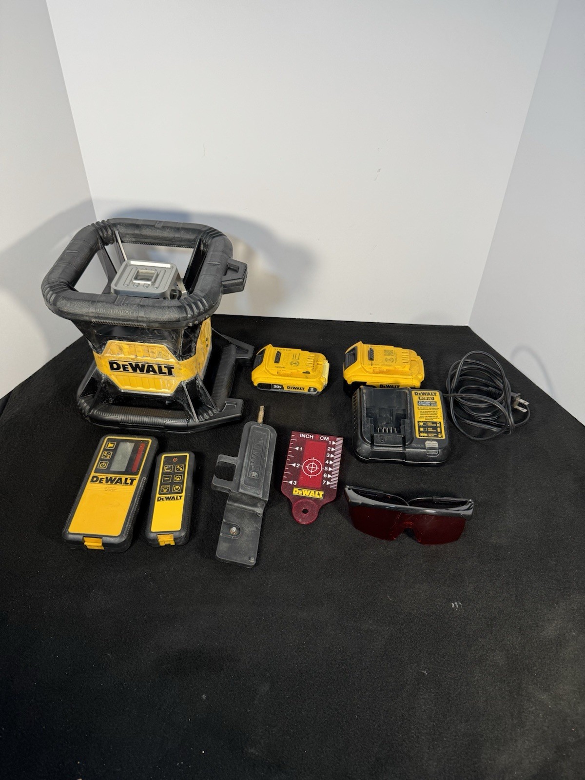 Dewalt 20v DW079LR rotary Red laser level Full Kit W/ 2 Batteries &Case Used gallery