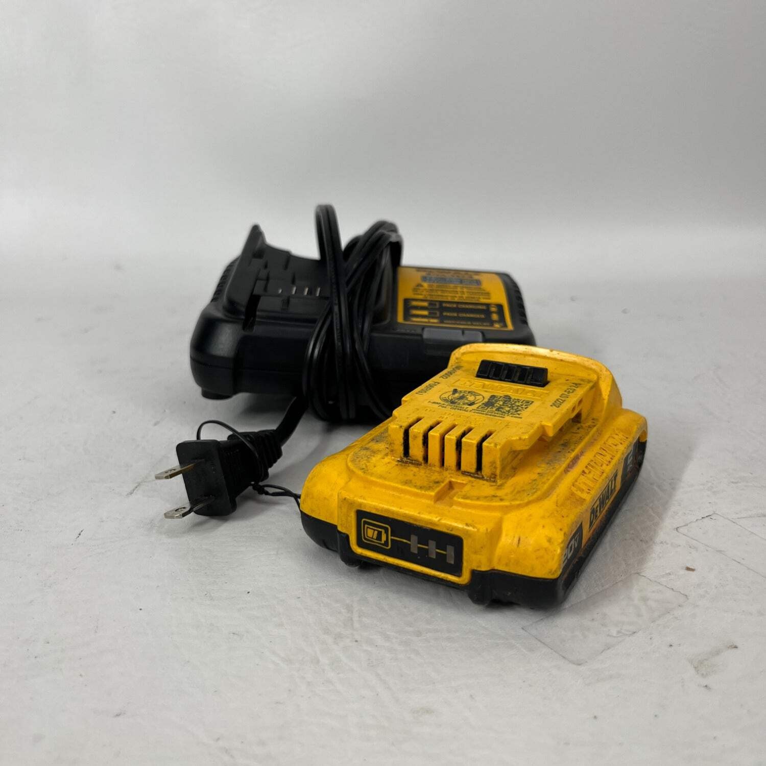 DeWalt DCB112 12v/20v MAX Li-Ion Charger w/ Battery gallery