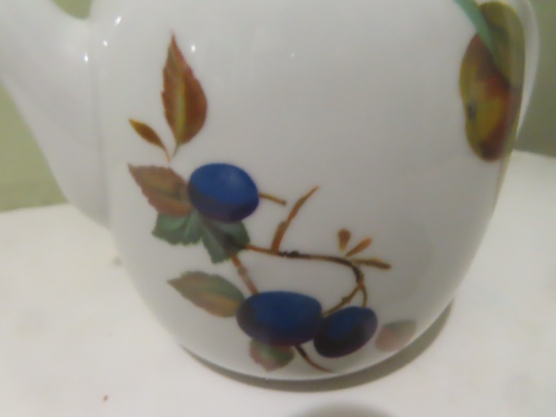 Royal Worcester Evesham Gold 4 Cup Teapot - Unused gallery