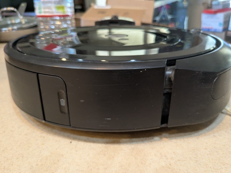 iRobot Roomba E5 Robot Vacuum /charging base , Wi-Fi Connected gallery