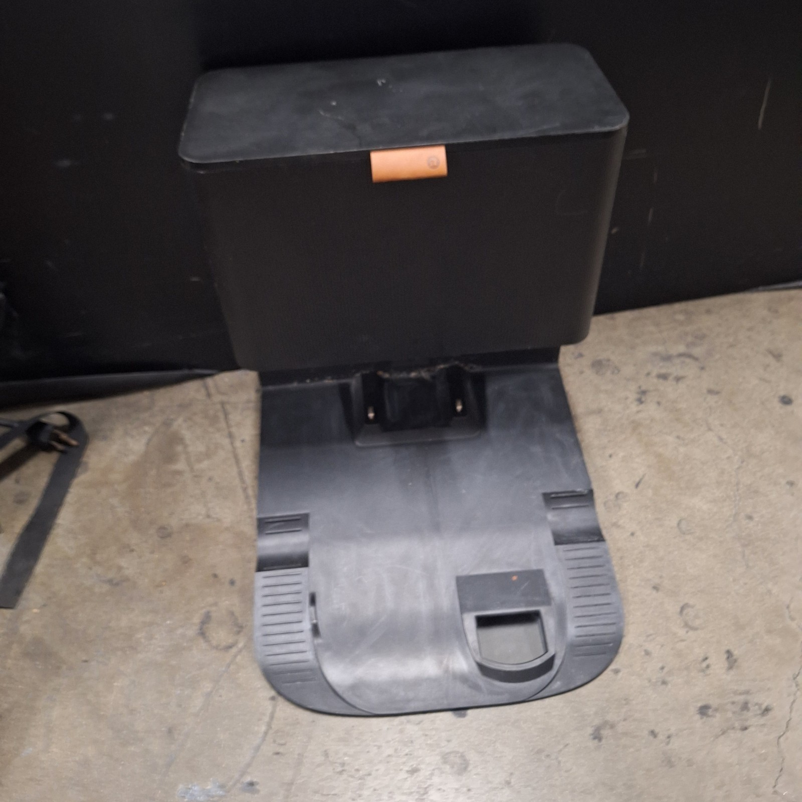 Roomba ADJ-N2 Clean Base Dual Dock Roomba j5 j6 j7 j9+ i3+ i4+ i5+ i7+ Top Half* gallery