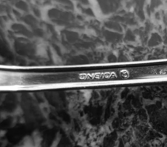 Oneida Damask Rose Gravy Ladle Stainless Glossy 7 3/4" long 2 5/8" across gallery