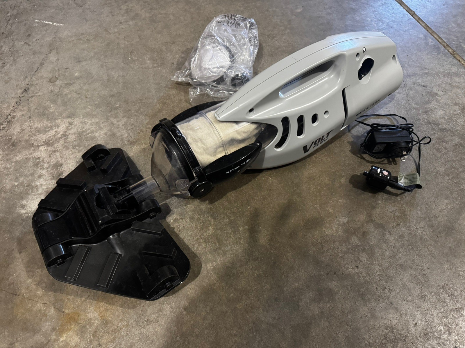 Water Tech Volt FX-8LI Battery Powered Vacuum gallery