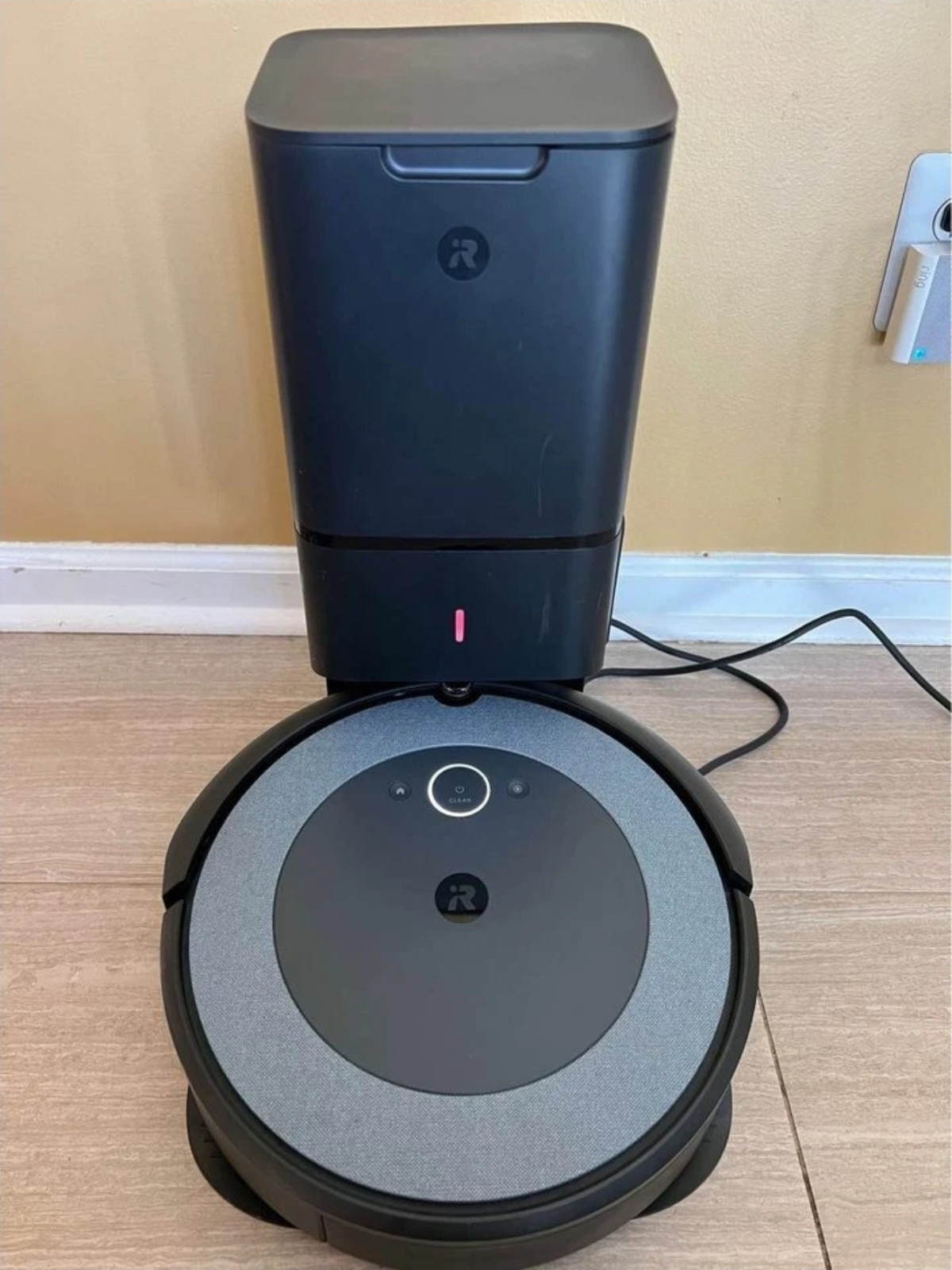 iRobot Roomba i4+ w/accessories gallery