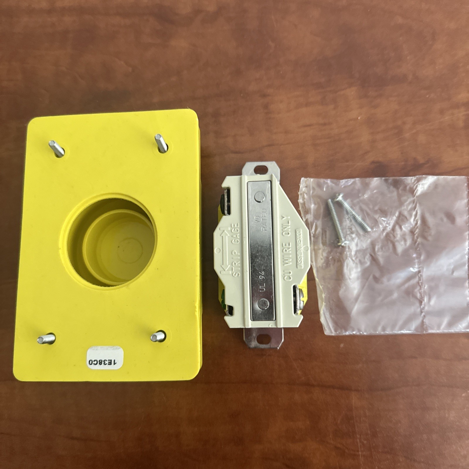 LEVITON 69W47 30AMP 125V RECEPTACLE WITH WESTGUARD IP66 COVER INDUSTRIAL GRADE gallery