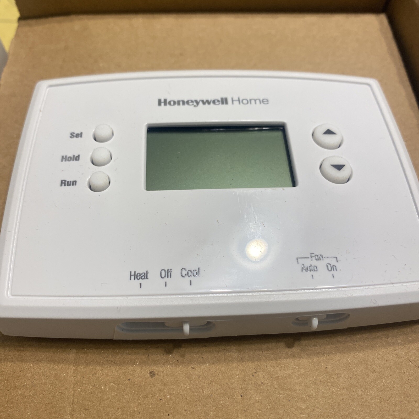 Honeywell 1-Week Programmable Thermostat (RTH221B1039) gallery