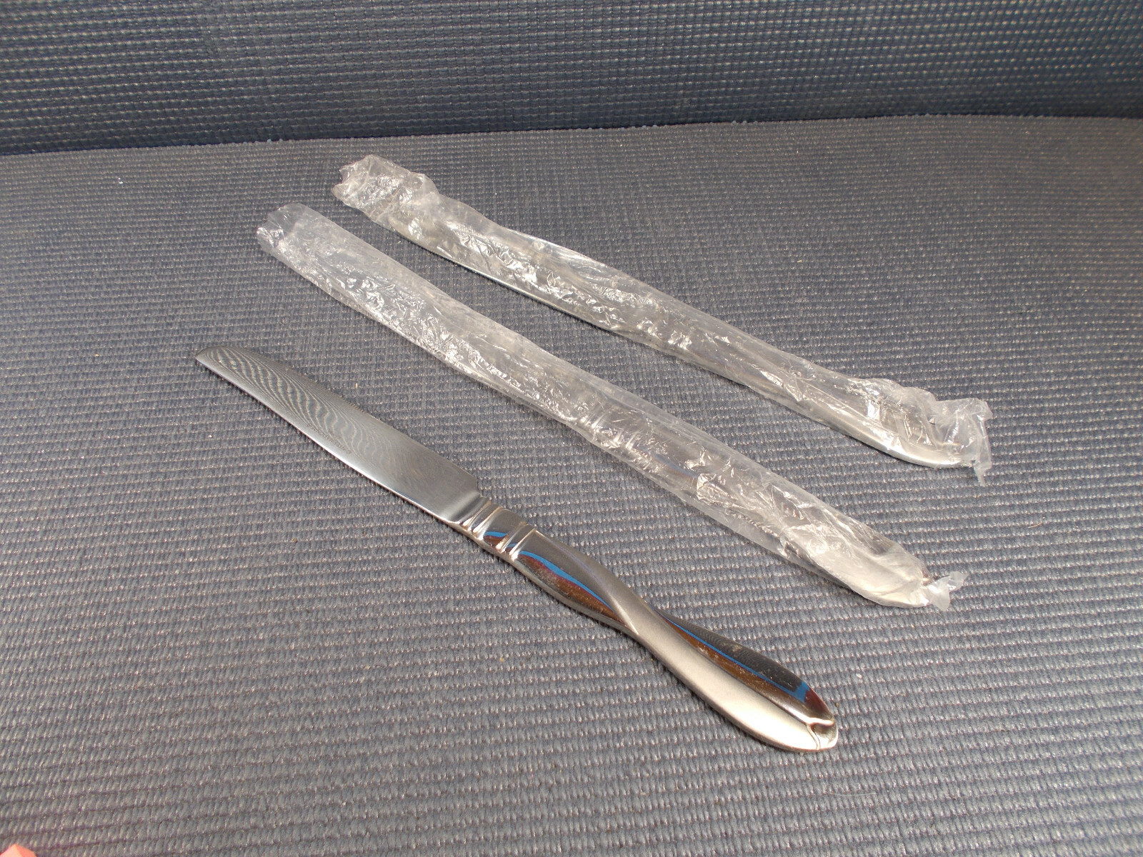 International Stainless Flatware Modern Twist Pattern 3 Dinner Knives 9 1/4" gallery