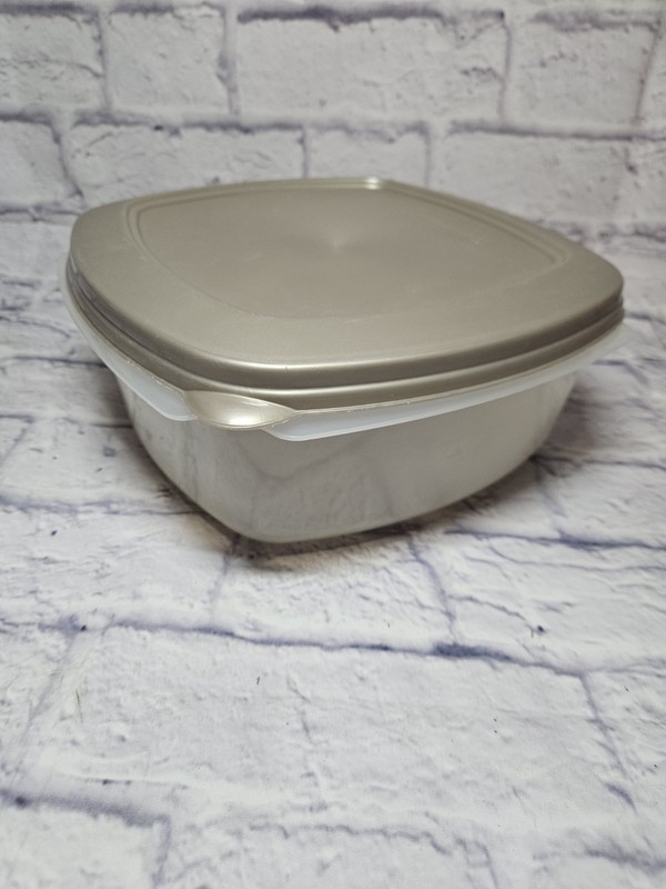 VTG Rubbermaid Large Square Container "C"-21.1 Cups (1.3 Gal) Sheer w Silver Lid gallery