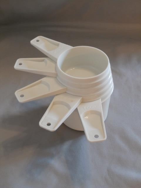Tupperware 5 Piece Set Almond Nesting Stacking Measuring Cups 1/4 Cup to 1 Cup