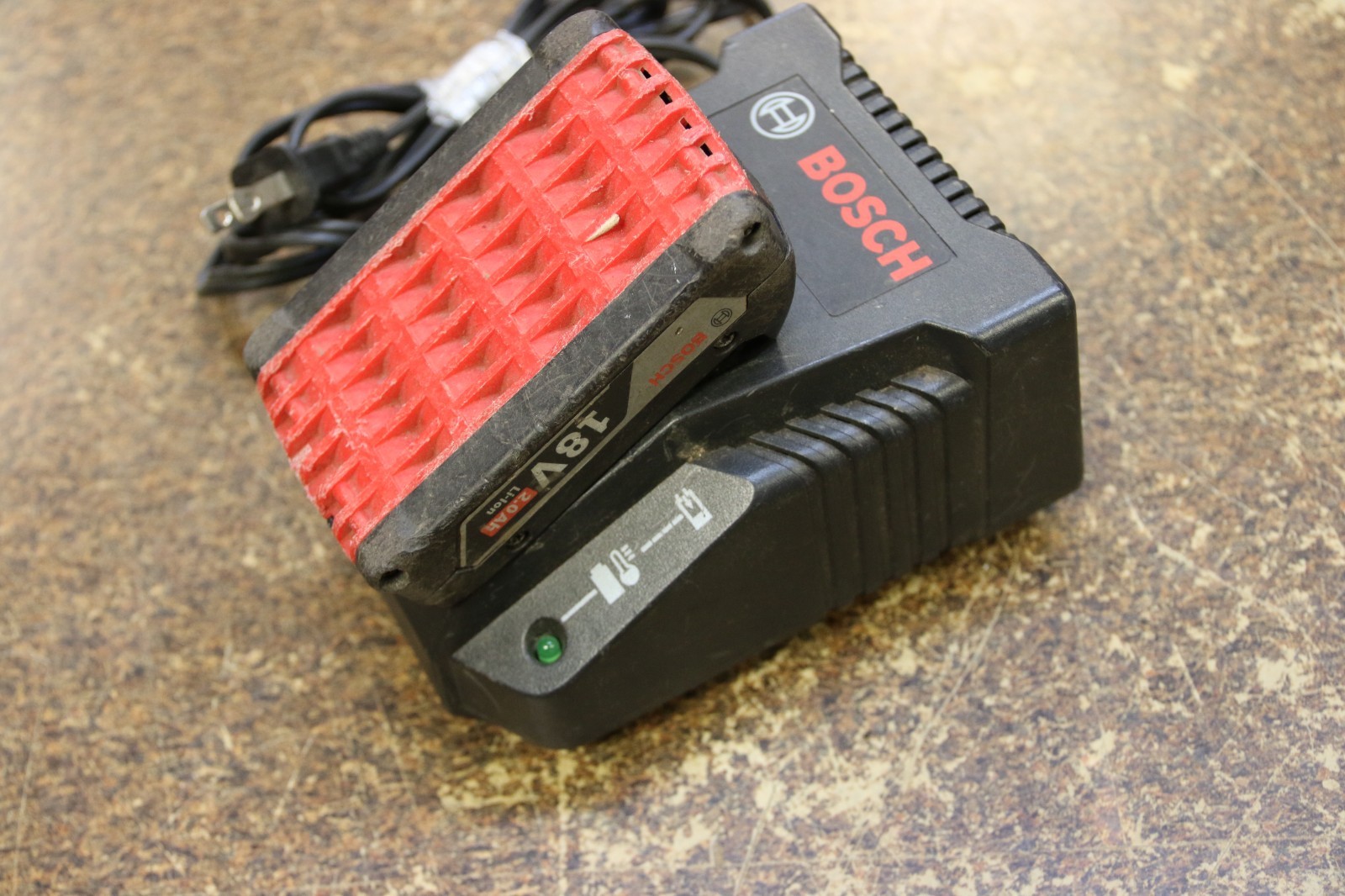 Bosch BC660 18-volt Lithium-Ion Battery Charger With 1 Battery gallery