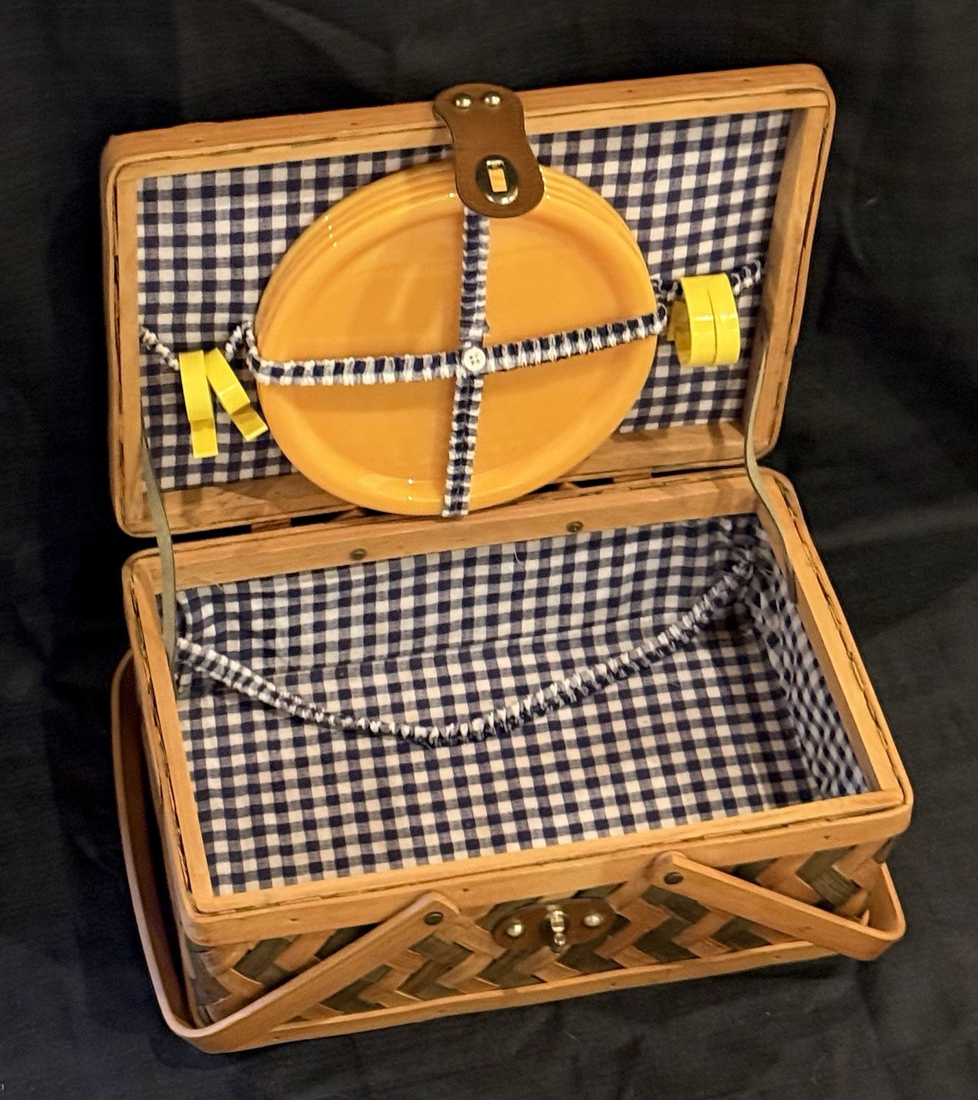 Traditional Woven Wicker Picnic Basket with Plate and Press Fastening gallery