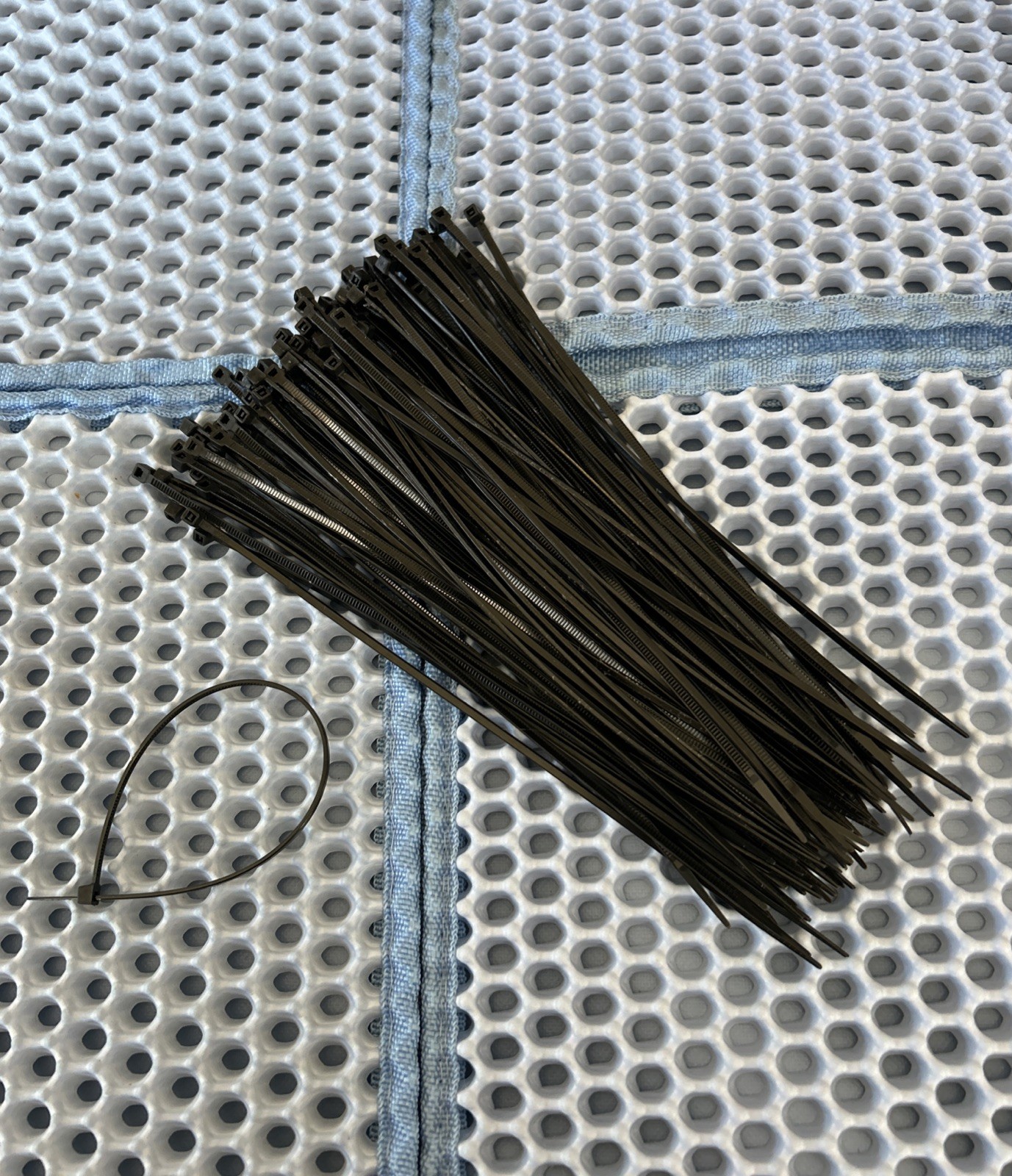 Platinum Tools 8" Cable Ties/Zip ties - Black, Pack of 1000 gallery