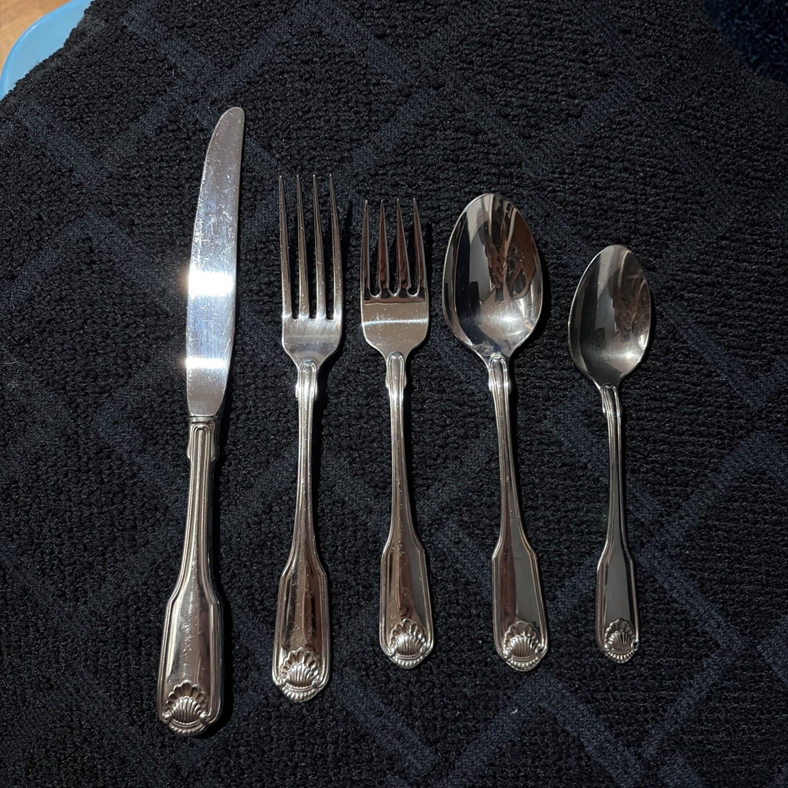 Oneida CLASSIC SHELL Stainless Flatware Silverware 5pc PLACE SETTING Cube gallery