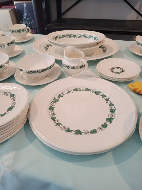 WEDGWOOD ENGLAND STRATFORD EDME PATTERN. PLEASE SEE BELOW FOR DETAILS. 59 Pieces gallery